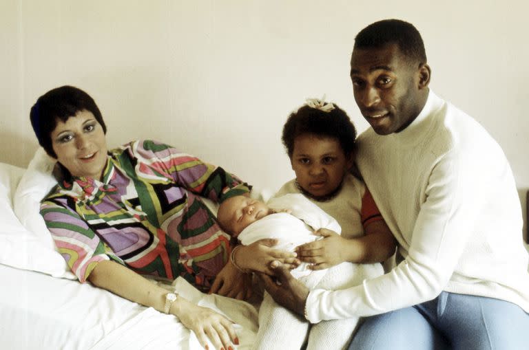 La estrella del fútbol brasileño Pelé, su esposa Rosemeri posan para una foto con su hija Kelly y su hijo recién nacido Edson, en Brasil en 1976