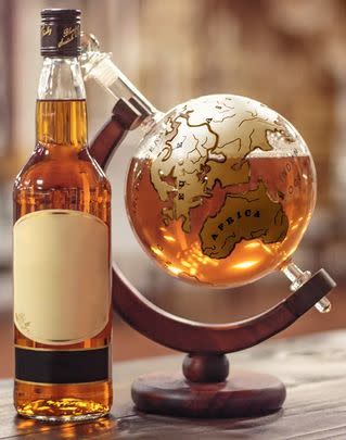 Let him display his whisky or wine in this vintage globe decanter