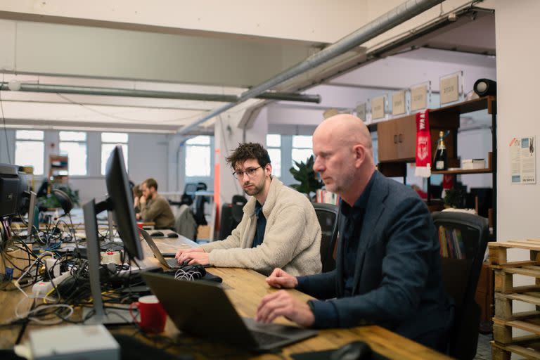 Jan Daalder y Harry Lensink, de Follow the Money, un medio de noticias de investigación holandés, en su oficina en Amsterdam, el 1 de abril de 2022. A medida que las naciones occidentales imponen sanciones a las personas cercanas a Vladimir Putin, incluidos los miembros de la familia, el estricto secreto que rodea su vida privada está siendo pinchado.(Dmitry Kostyukov/The New York Times) (DMITRY KOSTYUKOV/)