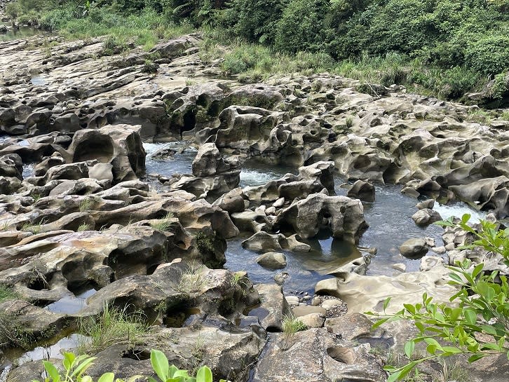 基隆河床岩石上有許多大大小小圓滑的坑洞就是世界級地理景觀「壺穴」