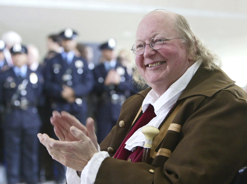 FILE – In this Jan. 17, 2006, file photo, re-enactor Ralph Archbold, portraying Benjamin Franklin, applauds during a party to mark the 300th anniversary of Franklin's birth on Jan. 17, 1706, in Philadelphia. Archbold, who portrayed Benjamin Franklin in Philadelphia for more than 40 years, died Saturday, March 25, 2017, at age 75, according to the Alleva Funeral Home in Paoli, Pa. (AP Photo/Joseph Kaczmarek, File)