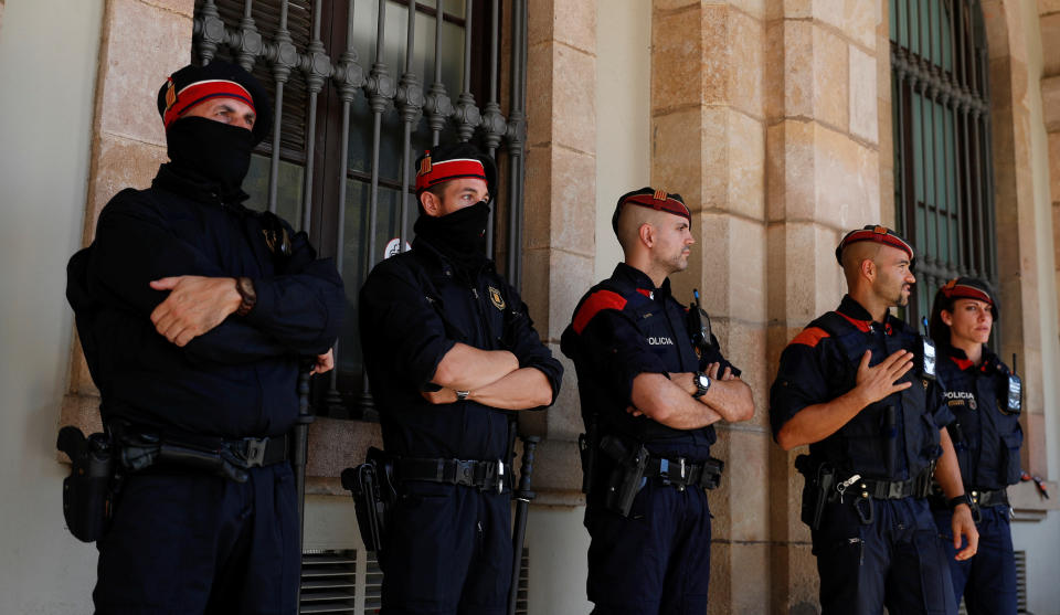 Mossos d'Esquadra, Catalan regional police officers, stand guard outside the Catalonian regional parliament in Barcelona, Spain, October 10, 2017. (Photo: Rafael Marchante / Reuters)