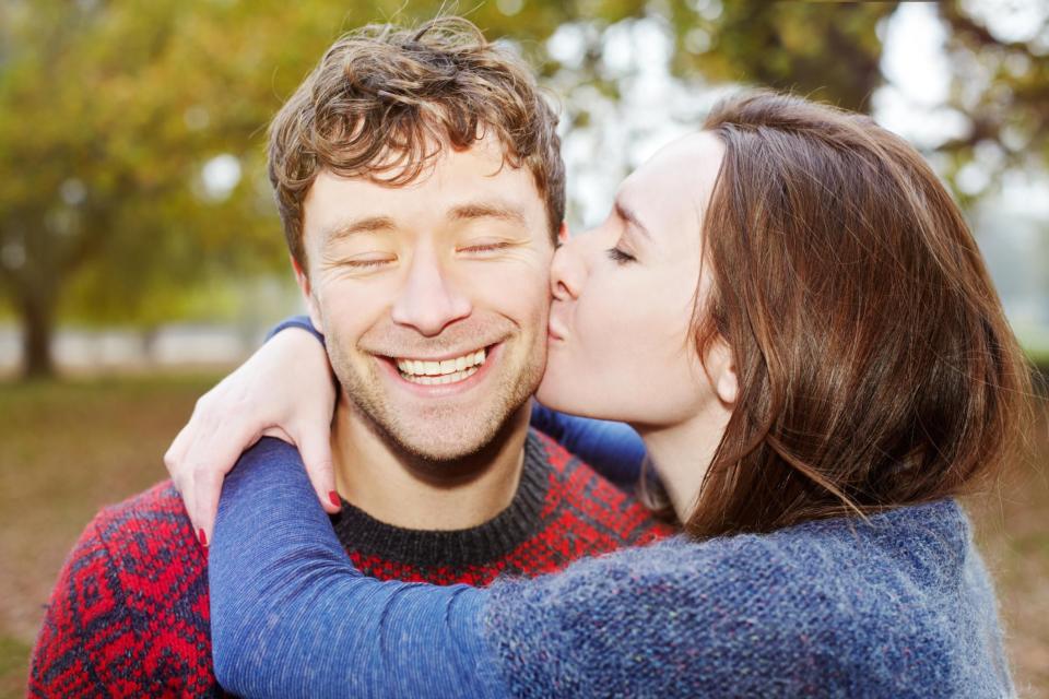 Una sonrisa amplia y sincera es el mejor arma de seducción.