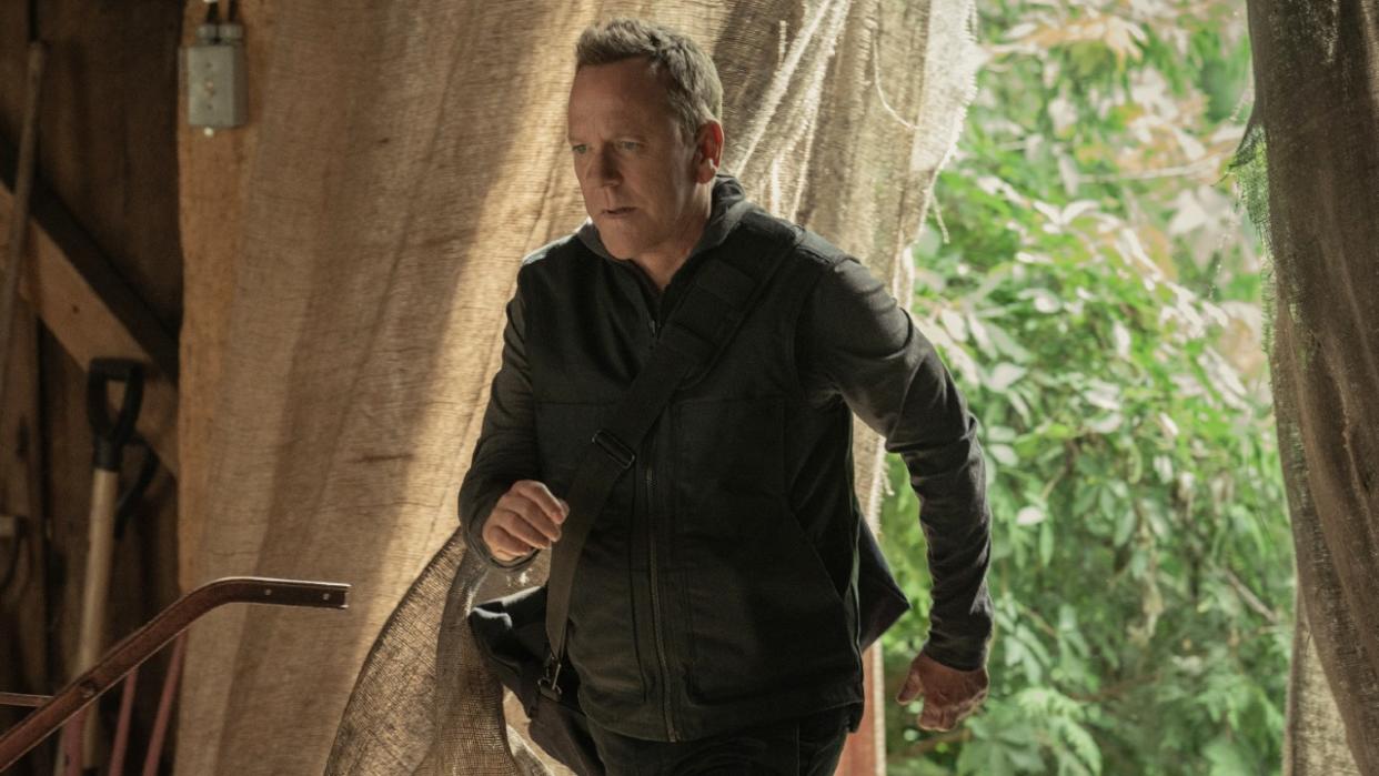  Kiefer Sutherland walking with a bag in Rabbit Hole 