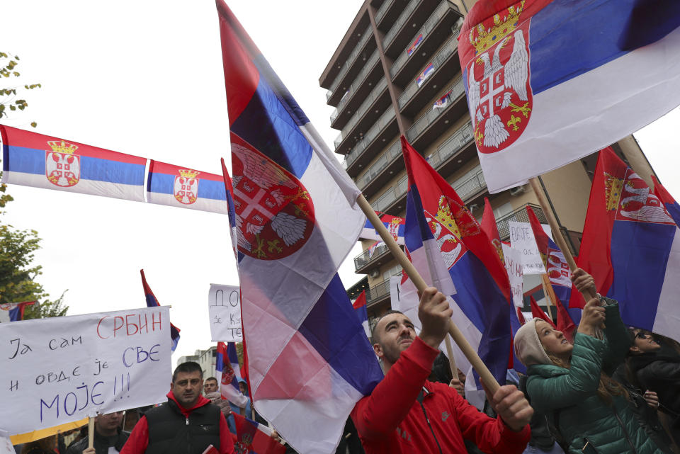 Personas de etnia serbia ondean banderas serbias durante una protesta en Mitrovica, Kosovo, el domingo 6 de noviembre de 2022. (AP Foto/Bojan Slavkovic)