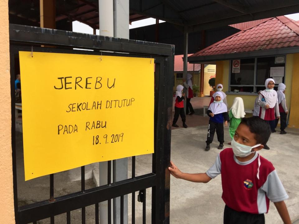 A student reads a closure notice at a school in Balik Pulau, Penang September 18, 2019. — Picture by KE Ooi