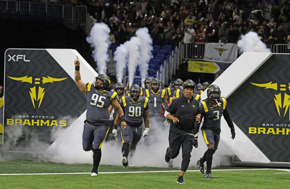 SAN ANTONIO, TX - FEBRUARY 19: Head coach Hines Ward of the San Antonio Brahmas leads his team onto the field before the start of their game against the St. Louis Battlehawks at the Alamodome on February 19, 2023 in San Antonio, Texas.  (Photo by Ronald Cortes/Getty Images)