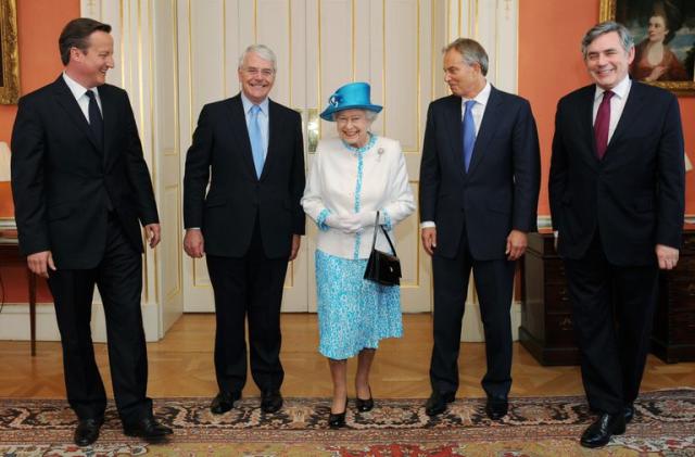 La reina Isabel II posa con los ex primeros ministros (de izquierda a derecha) David Cameron, Sir John Major, Tony Blair y Gordon Brown antes de un almuerzo del Jubileo de Diamante organizado por Cameron en el número 10 de Downing Street, en julio 24, 2012 en Londres, Inglaterra
