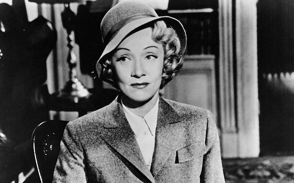 In einem Mordprozess zerstört die Frau des Angeklagten (Marlene Dietrich) als Zeugin das Alibi ihres Mannes - sie wird als Lügnerin entlarvt, der Mann freigesprochen. Erst später stellt sich heraus, dass sie ein raffiniertes Spiel gespielt hat, um ihren Mann zu retten: Mit "Zeugin der Anklage" schuf Billy Wilder 1957 auf Grundlage des gleichnamigen Bühnenstücks einen seiner besten Filme. (Bild: ARTE / United Artists)