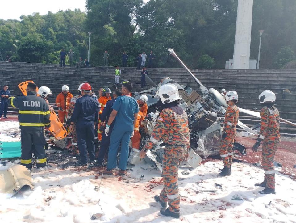 Malaysian navy helicopters collide in mid-air (Anadolu via Getty Images)