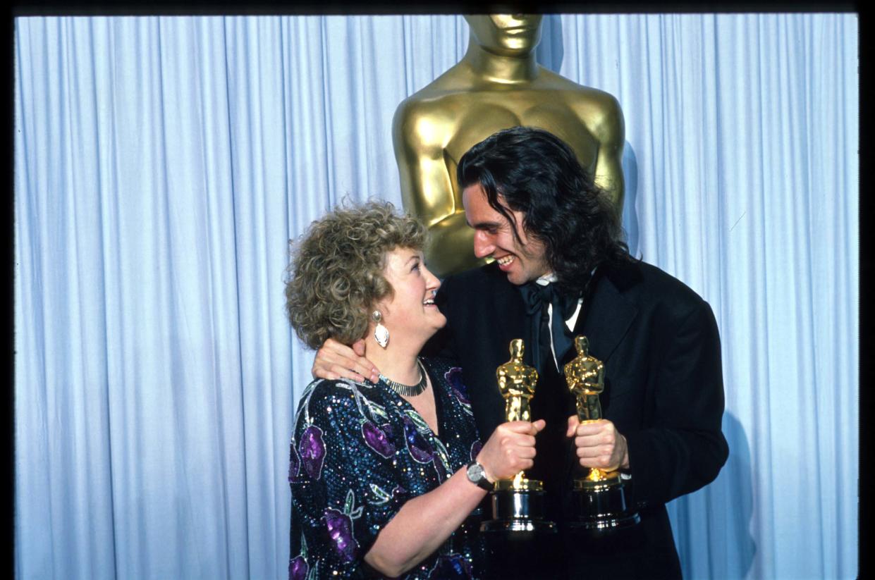 Brenda Fricker ganó el Óscar por 'Mi pie izquierdo' en 1990 y dos años después probaba el mundo de los blockbusteres como la señora de las palomas en 'Mi pobre angelito 2'. (Foto de John Barr/Liaison)