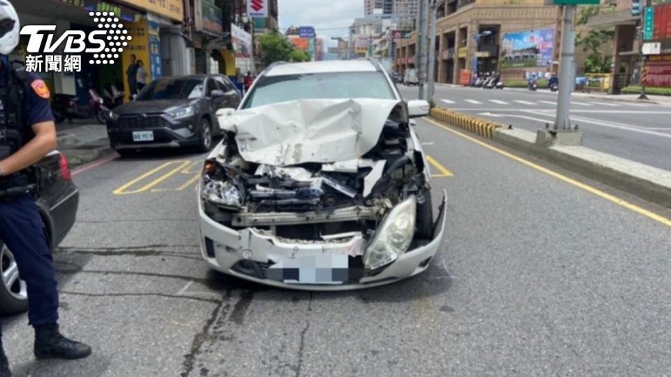 小轎車追撞貨車，車頭幾乎全毀。（圖／TVBS）