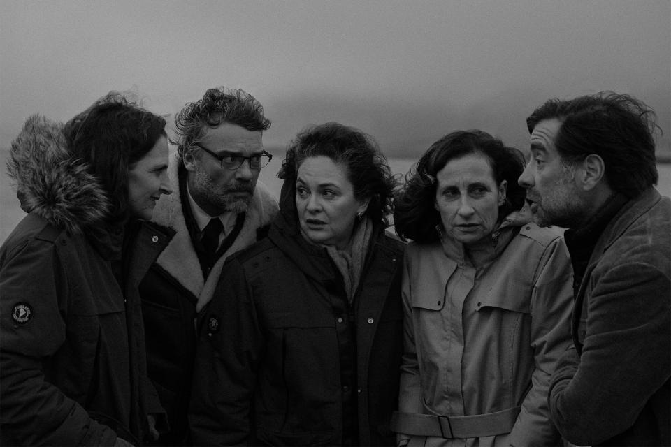 El Conde. (L to R) Antonia Zegers as Jacinta, Diego Muñóz as Manuel, Catalina Guerra as Luciana, Amparo Noguera as Mercedes, Marcial Tagle as Aníbal in El Conde.