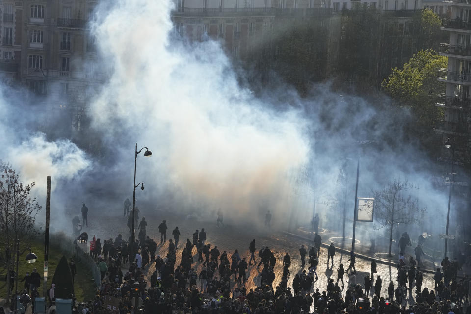 Manifestantes durante una protesta el jueves 6 de abril de 2023, en París. (AP Foto/Michel Euler)