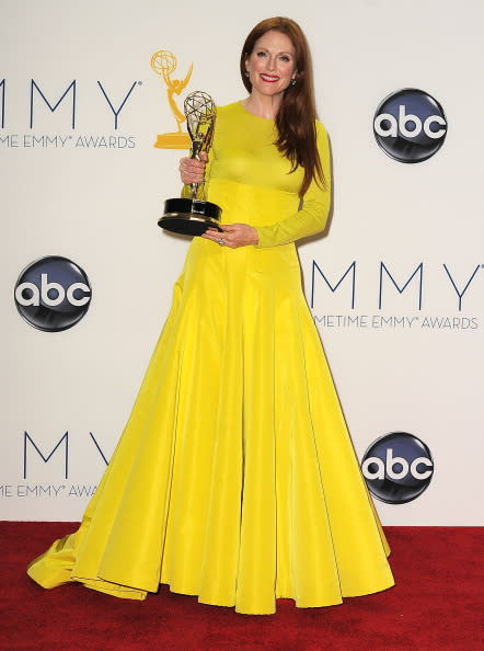 Según los expertos en color el amarillo simboliza sabiduría. Y en el caso de <b>Julianne Moore</b> es cierto, esta mujer sabe lo que es vestirse para una alfombra roja y este vestido Dior comunica esa confianza, poco miedo a las cámaras y una posesión de sí misma que muchas mujeres quisiéramos.