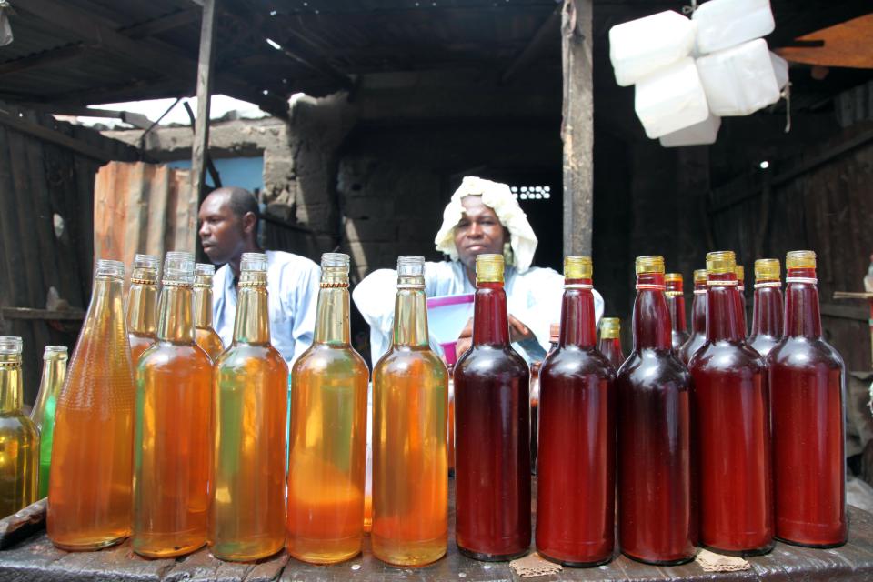 Aceite de palma a la venta en el mercado de Yola, Nigeria, el 8 de mayo de 2015 (AFP/Archivos | Emmanuel Arewa)