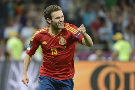 El delantero del Chelsea y de la selección española, Juan Mata, celebra su gol en la final de la Eurocopa. Ganadores del oro en Barcelona-1992, los españoles quieren seguir demostrando que son los nuevos monarcas del planeta fútbol, acaparando todos los títulos, como el reciente título de la absoluta en Ucrania y Polonia y el europeo sub-19 de Estonia. (AFP | pierre-philippe marcou)