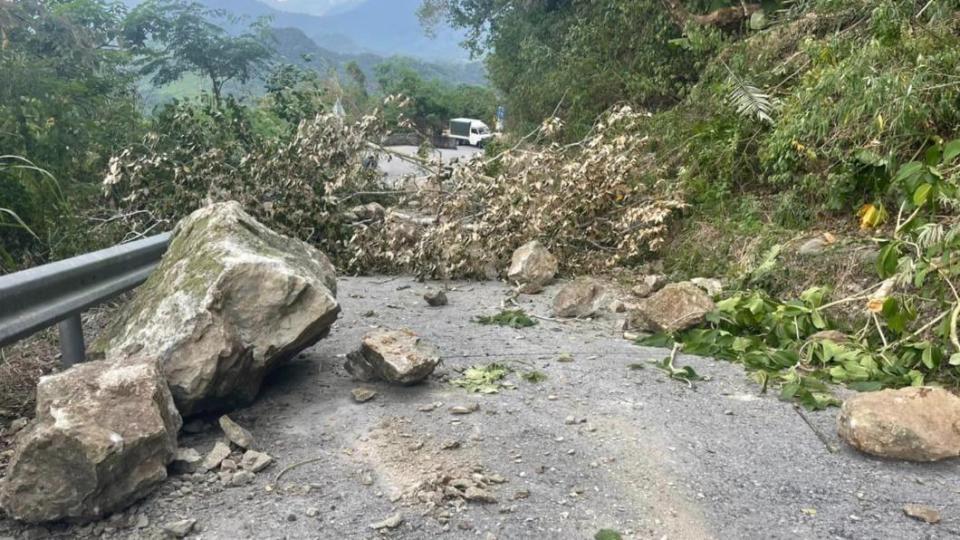 花蓮玉里六十石山的聯外道路也傳出遭落石跟土石掩埋，目前完全中斷。（圖／翻攝自 Kolas Yotaka臉書）