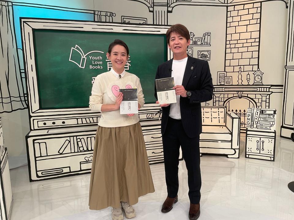 曾寶儀(左)上大愛電視謝哲青(右)主持的節目「青春愛讀書」