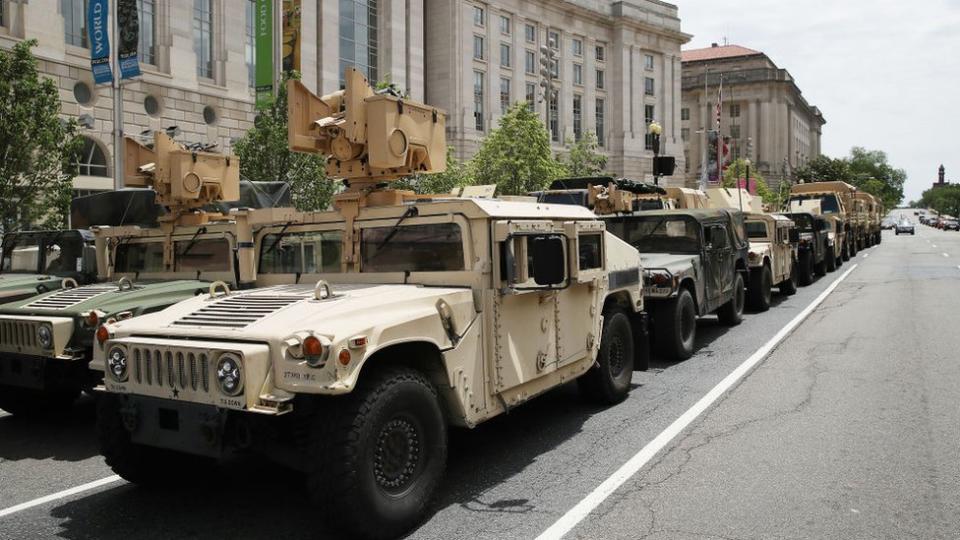 Vehículos blindados de la Guardia Nacional en Washington D.C.