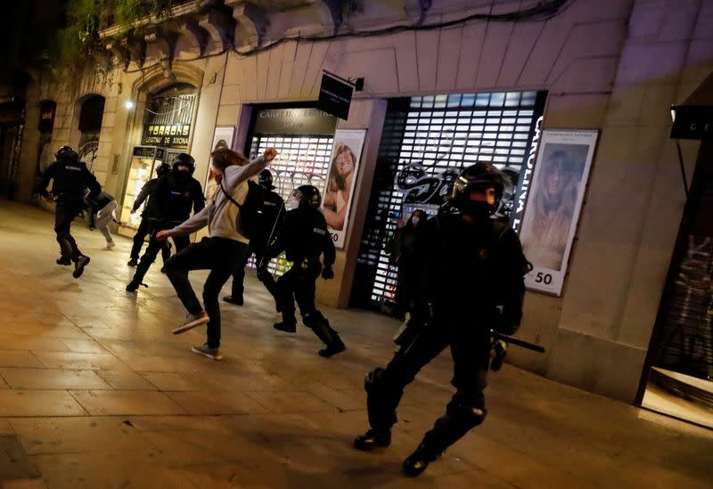 Un manifestante se enfrenta a los oficiales de policía en Barcelona, España, el 30 de octubre de 2020