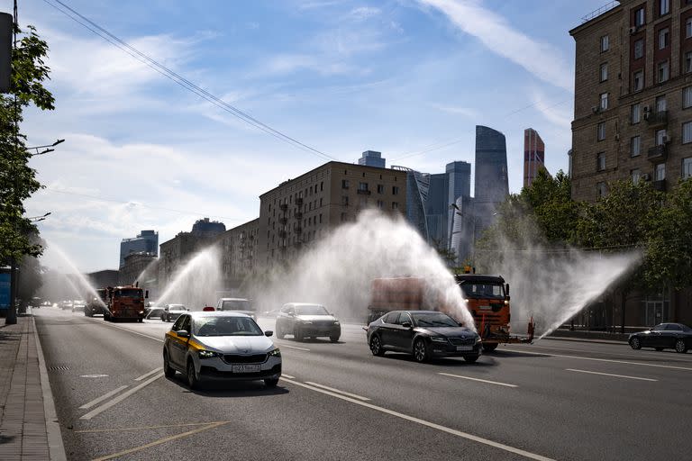 Camiones municipales rocían agua en las calles de Moscú. (AP Photo/Alexander Zemlianichenko)