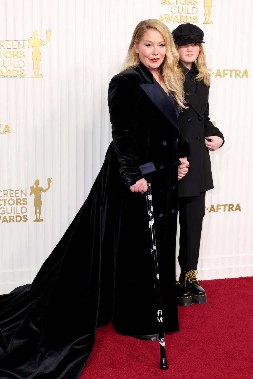 Shemale Christina Applegate Nude - Christina Applegate matches her daughter and carries cane referencing MS at  SAG Awards