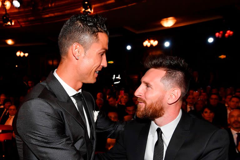 Los nominados al Mejor jugador de fútbol de la FIFA, el delantero de Barcelona y Argentina Lionel Messi y el delantero del Real Madrid y Portugal Cristiano Ronaldo conversan antes de tomar sus asientos para la ceremonia de los premios The Best FIFA Football Awards, el 23 de octubre de 2017 en Londre