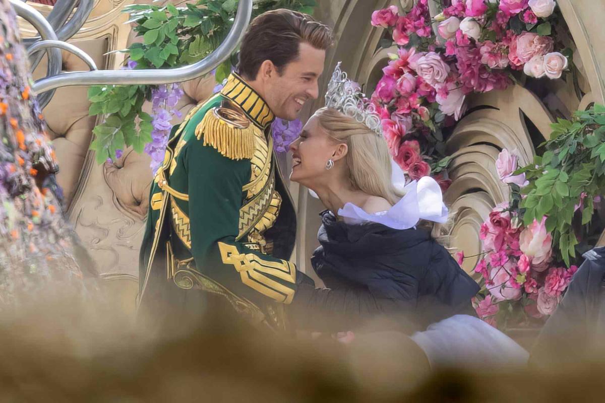 See Ariana Grande And Wicked Costar Jonathan Bailey Laugh Together On Set In England 4868