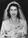 Fue el 20 de noviembre de 1947 cuando la <a href="https://es.vida-estilo.yahoo.com/15-fotos-isabel-ii-castillo-windsor-permanecera-proximos-meses-100835693.html" data-ylk="slk:reina Isabel II;outcm:mb_qualified_link;_E:mb_qualified_link;ct:story;" class="link  yahoo-link">reina Isabel II</a> pasó por la vicaría con Felipe de Edimburgo. La monarca se decantó por la tiara Fringe, obra de Garrard. La joya sigue un patrón de espigas de diamantes y también puede usarse como collar. La tiara se rompió el día de la boda, pero por suerte fue reparada a tiempo para que la soberana pudiera lucirla. (Foto: Topical Press Agency / Getty Images)