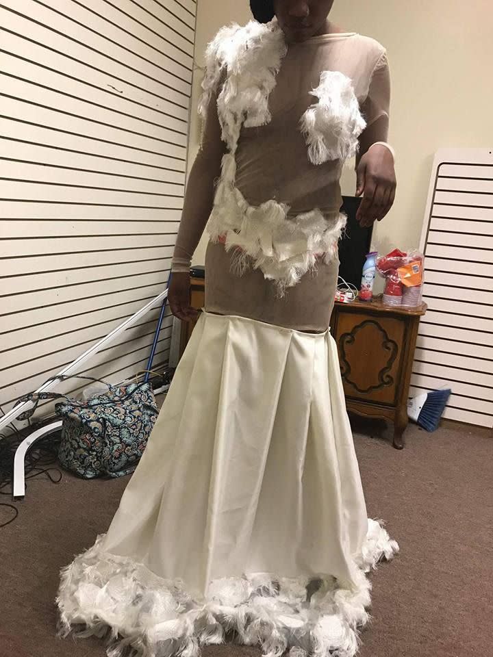 Dee Lewis a expliqué que sa fille était dévastée quand elle a essayé sa robe sur-mesure. (Photo : Facebook/Sham Sincere Lewis)