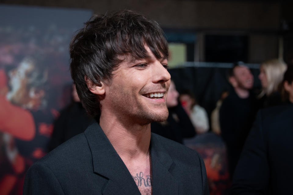 LONDRES, INGLATERRA - 16 DE MARZO: Louis Tomlinson llega al 