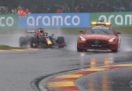 El piloto de Red Bull Max Verstappen rueda detrás del coche de seguridad durante la vuelta de formación del Gran Premio de Bélgica de la Fórmula Uno, el domingo 29 de agosto de 2021, en Spa-Francorchamps. (AP Foto/Olivier Matthys)