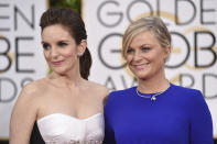 ARCHIVO - En esta foto del 11 de enero de 2015, Tina Fey, a la izquierda, y Amy Poehler llegan a la 72da entrega anual de los Globos de Oro en Beverly Hills, California. (Foto por John Shearer/Invision/AP, Archivo)