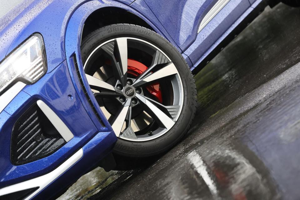 試駕車選用造型簡約的五輻鏤空式樣21吋輪圈，配胎尺碼維持標配的285/40R21。