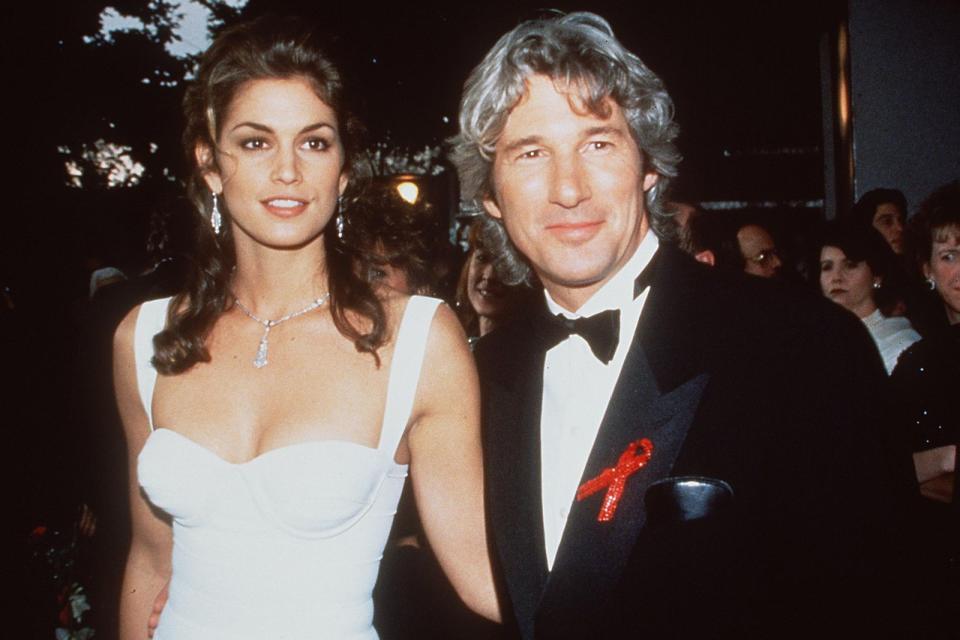 Der sinnliche Leberfleck über der Lippe war ihr Markenzeichen, ihre Ehe mit Richard Gere (1991 bis 1995) die vielleicht glamouröseste des Jahrzehnts. Unter den vielen Supermodels der 90-er war Cindy Crawford gewissermaßen das Super-Supermodel. Und das bestbezahlte: Im Jahr 1995 betrug das Jahreseinkommen der US-Amerikanerin laut "Forbes" rekordverdächtige 6,9 Millionen US-Dollar. (Bild: Brenda Chase / Getty Images)