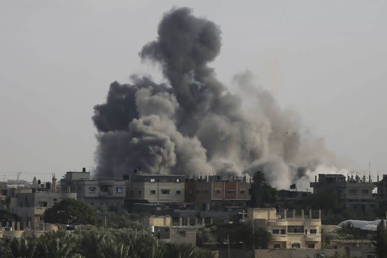 El humo se eleva de una explosión causada por los ataques aéreos israelíes en la frontera entre Egipto y Rafah, en la Franja de Gaza, el martes 10 de octubre de 2023. 