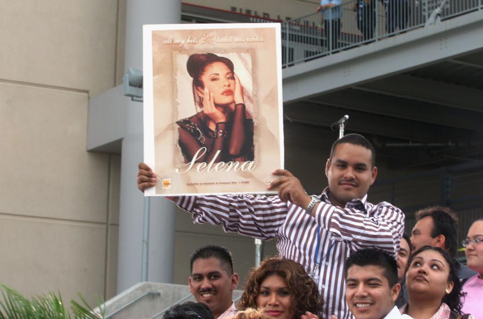 Fans de Selena y de la música latina esperan a que empiece el concierto "Selena Vive" en el Reliant Stadium de Houston, el 7 de abril del 2005. Muchas de las estrellas de la música y televisión latina participaron en el evento en honor de la memoria de la artista texana.