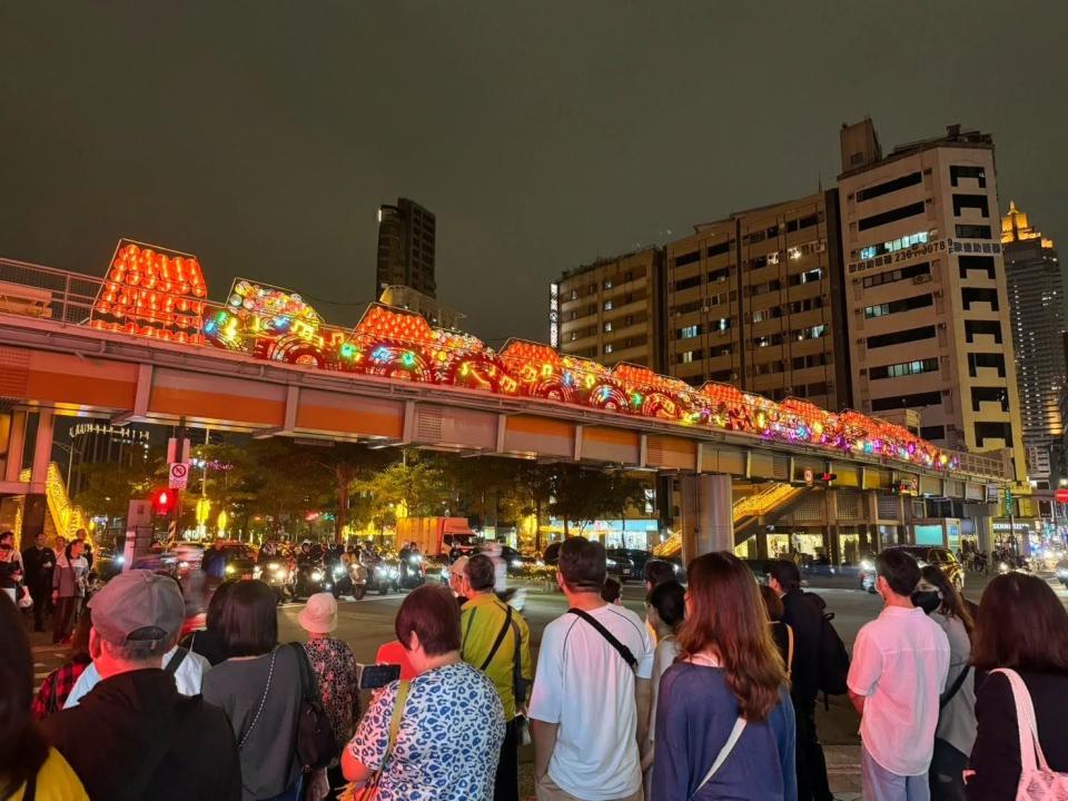 「龍騰四海」天橋金屬藝術作品打造的五線譜及音符