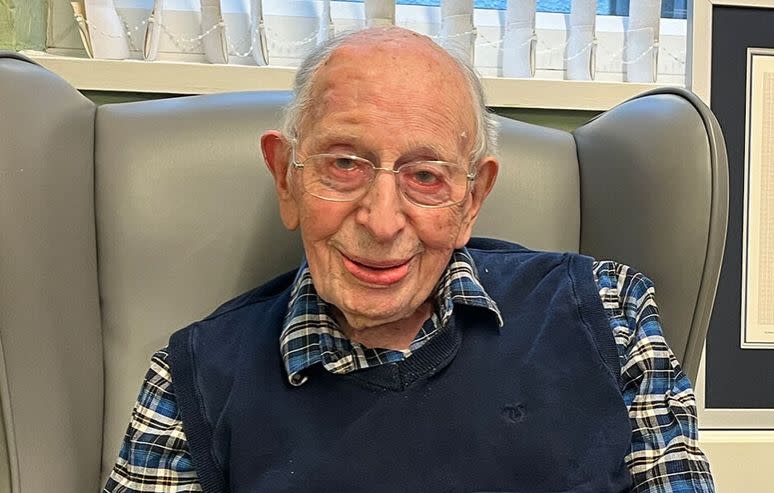 英國111歲爺爺提尼斯伍（John Alfred Tinniswood）成為世界現存最長壽男性。（翻攝自Guinness World Records官網）