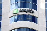 <p>Shopify es la principal empresa de comercio electrónico de Canadá y una de las más importantes del mundo. Fundada en 2004, ha alcanzado ganancias récord este año, aumentando sus ventas en un 58% con respecto a 2017. El valor de sus acciones se ha incrementado en un 34%. (Foto: Chris Wattie / Reuters). </p>