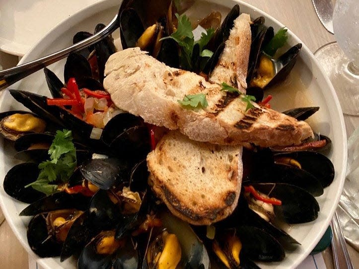 Plate of clams and bread.