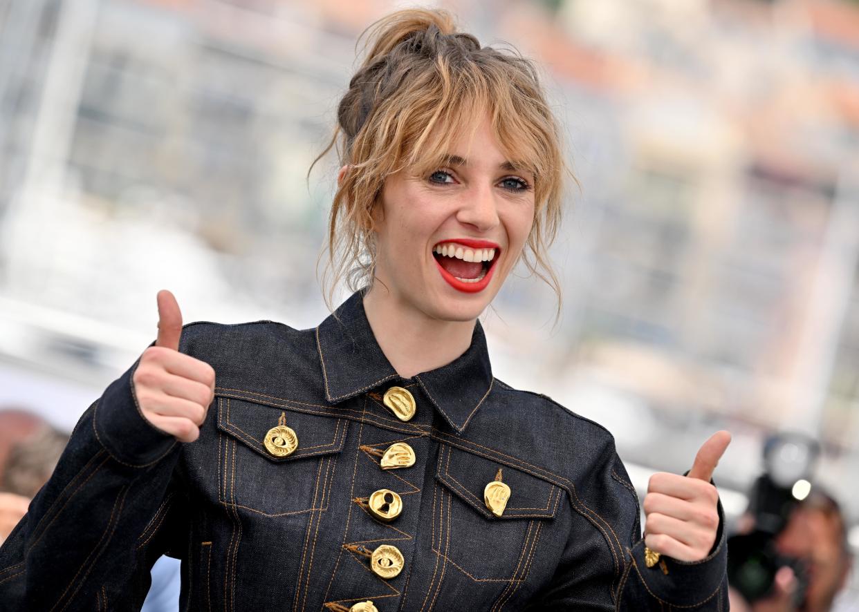 Maya Hawke attends the "Asteroid City" photocall at the 76th annual Cannes film festival.