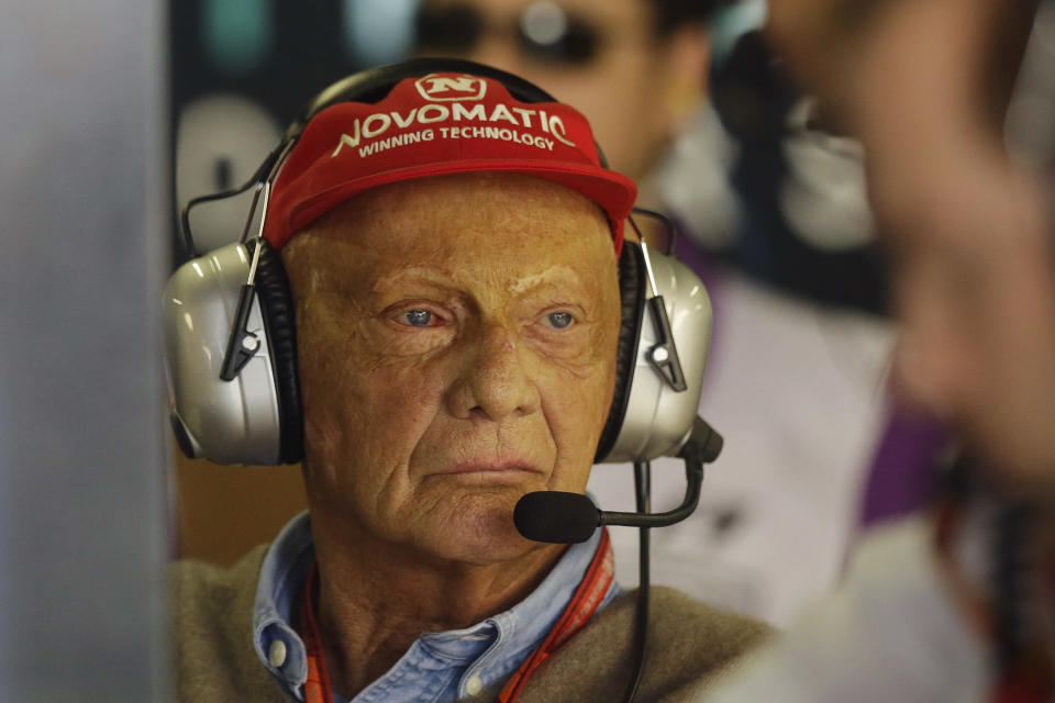 ARCHIVO - En esta foto de archivo del 10 de noviembre de 2017, Niki Lauda, expiloto de la Fórmula Uno, observa desde los pits de Mercedes durante la primera práctica libre para el Gran Premio de Brasil en Sao Paulo (AP Foto/Nelson Antoine, archivo)