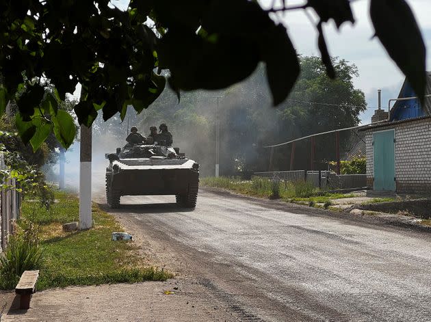 Un tanque con soldados en Lisichansk. (Photo: BAGUS SARAGIH via Getty Images)