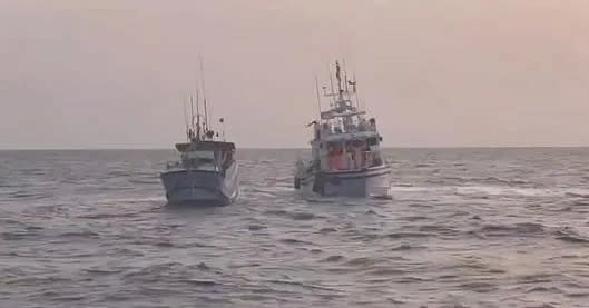 <strong>縣東港籍漁船「鴻興漁」被尋獲時不回應海巡廣播被帶回調查。（圖／翻攝畫面）</strong>
