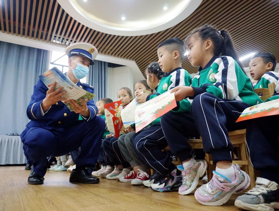A firefighter teaches fire safety to children at the No. 3 Demonstration Kindergarten in Congjiang County, Qiandongnan Miao and Dong Autonomous Prefecture, Southwest China's Guizhou Province, April 15, 2022. April 15, 2022 is the seventh National Security Education Day for All.