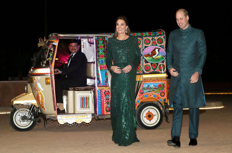 FOTO DE ARCHIVO. El príncipe británico Guillermo y su esposa Catalina llegan a recepción organizada por el Alto Comisionado británico en Pakistán