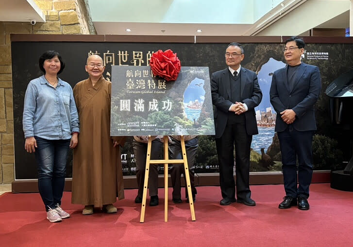 ▲左起海科館陳素芬館長、佛陀紀念館如常館長、故宮蕭宗煌館長以及佛陀紀念館駐館藝術家共同為展覽揭開序幕。