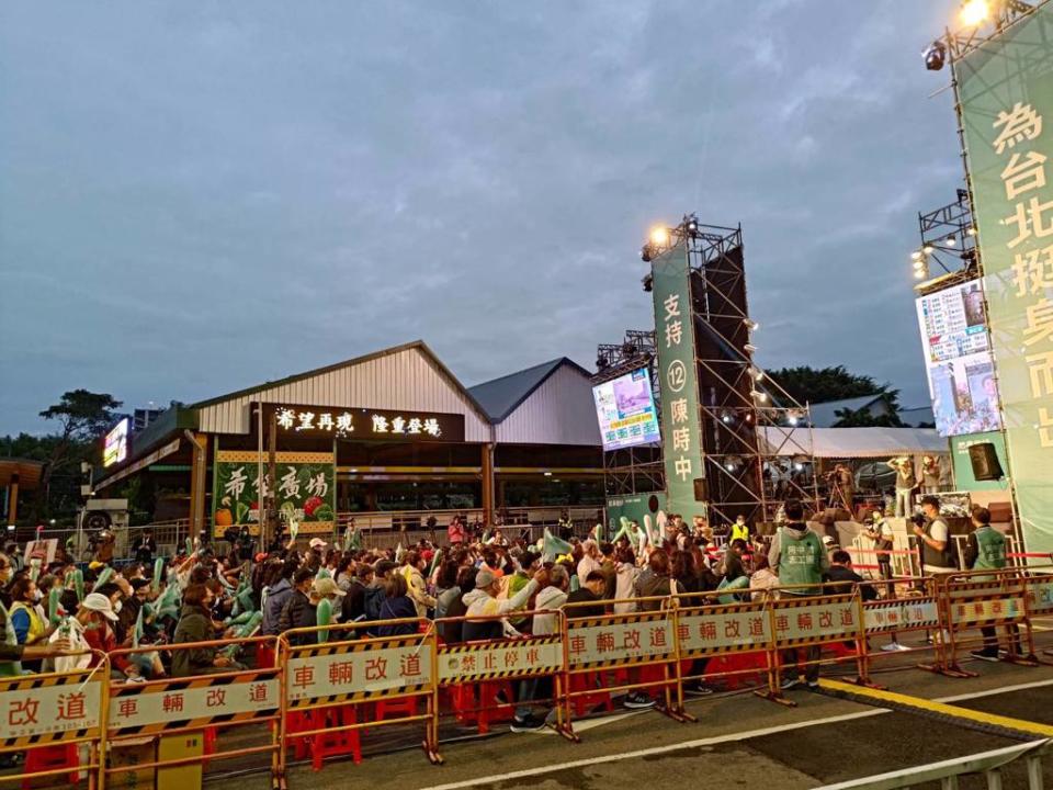 民進黨台北市長候選人陳時中競選總部舉行開票活動，票數差距反映在現場人氣。（邱新博攝）